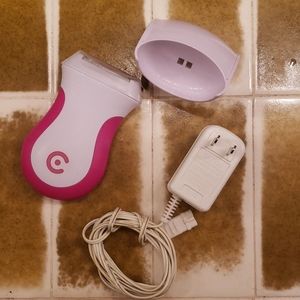 Wet/dry electric palm shaver